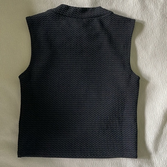Black crop top. Sleeveless. Size small - Picture 3 of 3